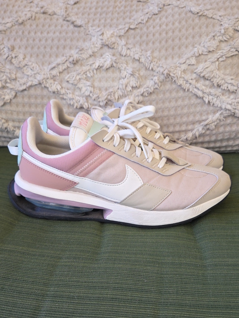 Nike Women's Air Max Pre-Day Sneakers Ratan Rose Whisper Size 10
